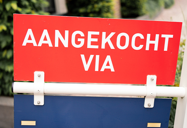 Aangekocht bord in tuin van klant van Westfries GOED