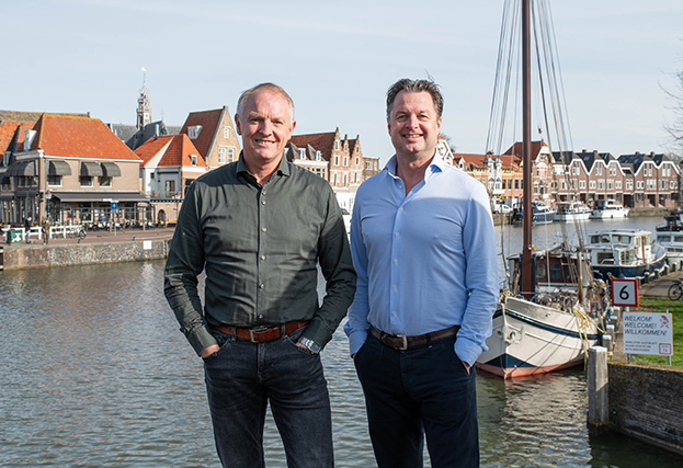 De twee hypotheekadviseurs van Westfries GOED staan samen langs het kanaal.